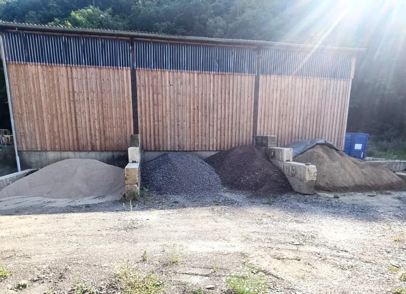 Schüttgut-Lager an der Holzhalle in Schuld: Sand, Splitt, Lava-Schotter und Mutterboden