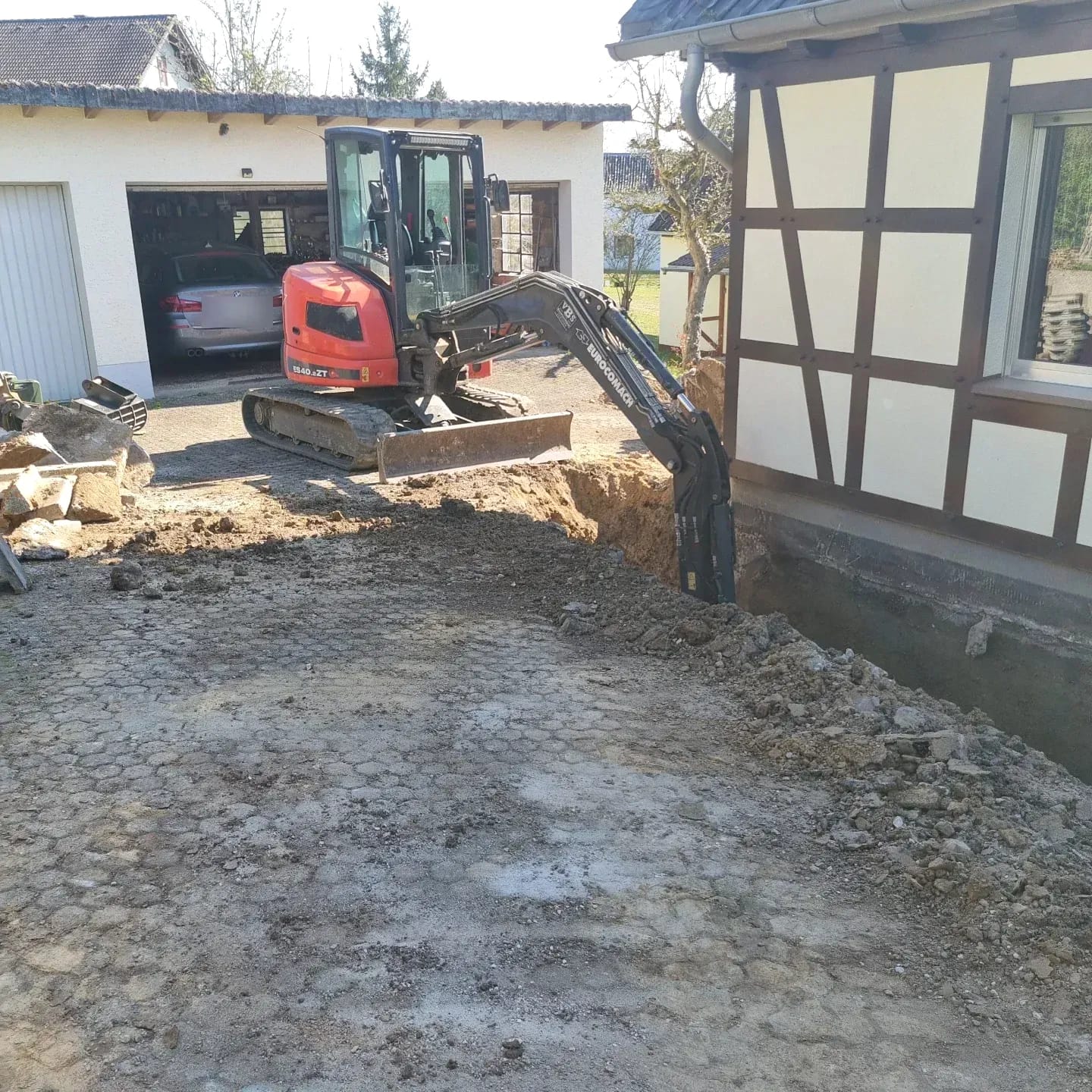 Sanierung an einem Mehrfamilienhaus, Schritt 1: Freilegen