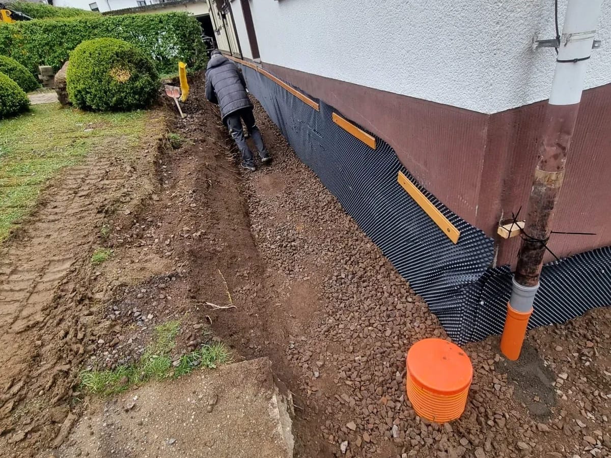 Noppenbahn, Drainage und Kontrollschacht am selben Haus