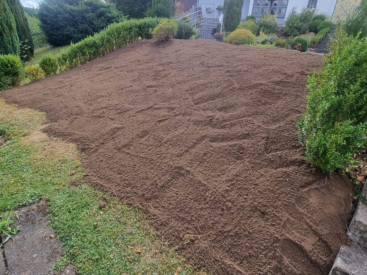 Derselbe Hanggarten mit frisch verteiltem Mutterboden